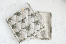 Load image into Gallery viewer, Honey Bee Oven Mitt &amp; Potholder/Trivet
