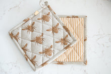 Load image into Gallery viewer, Honey Bee Oven Mitt &amp; Potholder/Trivet
