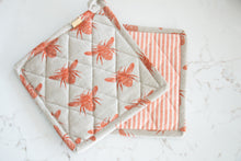 Load image into Gallery viewer, Honey Bee Oven Mitt &amp; Potholder/Trivet
