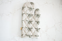 Load image into Gallery viewer, Honey Bee Oven Mitt &amp; Potholder/Trivet
