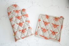 Load image into Gallery viewer, Honey Bee Oven Mitt &amp; Potholder/Trivet
