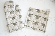 Load image into Gallery viewer, Honey Bee Oven Mitt &amp; Potholder/Trivet
